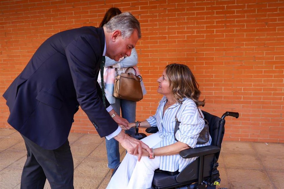 El alcalde de Sevilla, José Luis Sanz, junto a una persona con discapacidad. Imagen de archivo.