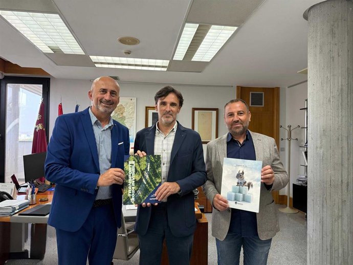 El consejero de Fomento e Infraestructuras, Jorge García Montoro, acompañado del director general de Movilidad y Transporte, José Antonio Verdú, se reunió esta semana con el director general de Disfrimur, Juan Sánchez