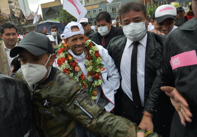 Archivo - Arquivo - 1º de outubro de 2020, La Paz, La Paz, Bolívia: O candidato à presidência da Bolívia LUIS FERNANDO CAMACHO chega a uma reunião. Camacho, que teve um papel fundamental na consolidação do golpe contra Morales, não desiste e espera ser o 