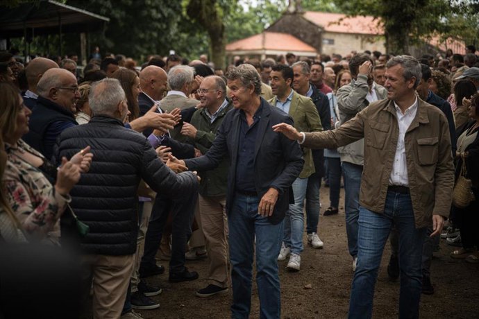 (I-D) El secretario general del Partido Popular, Miguel Tellado; el presidente del Partido Popular, Alberto Núñez Feijóo; y  el presidente del PPdeG, Alfonso Rueda; durante la inauguración del curso político del PP, en la Carballeira de San Xusto, a 31 de