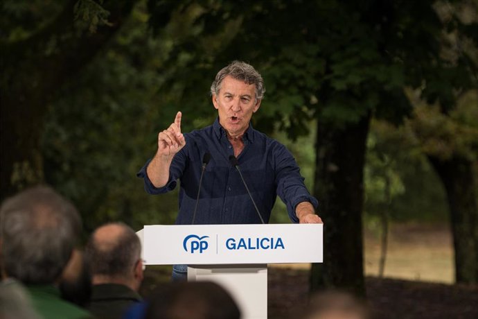 El presidente del Partido Popular, Alberto Núñez Feijóo, interviene durante la inauguración del curso político del PP, en la Carballeira de San Xusto, a 31 de agosto de 2025, en Cerdedo-Cotobade, Pontevedra, Galicia (España).