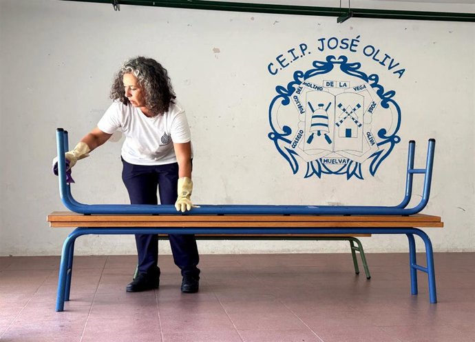 Limpieza en un colegio de Huelva. Imagen de archivo.