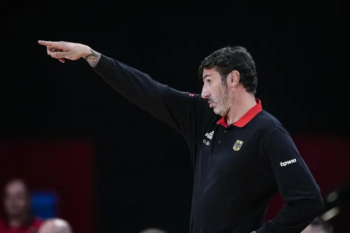 Alex Mumbrú da instrucciones durante un partido de la selección alemana de baloncesto