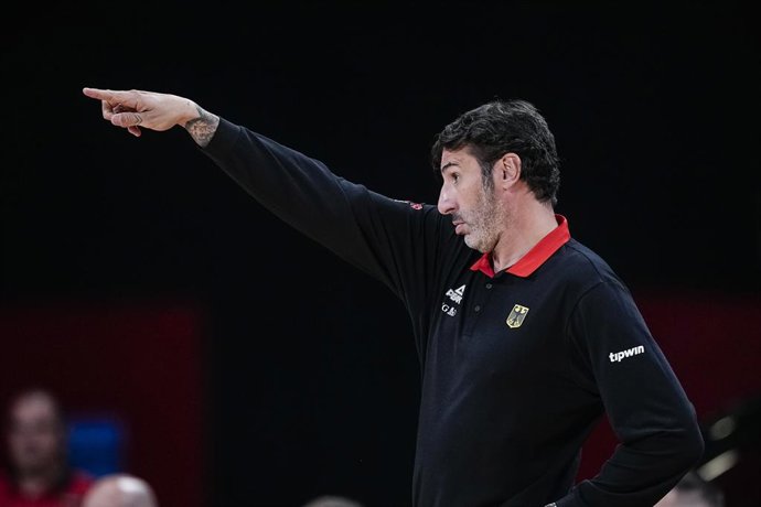 Alex Mumbru, técnico da Alemanha, gesticula durante o Torneio Cidade de Madri, partida de basquete disputada entre Espanha e Alemanha na Arena de Madri, em 21 de agosto de 2025, em Madri, Espanha.
