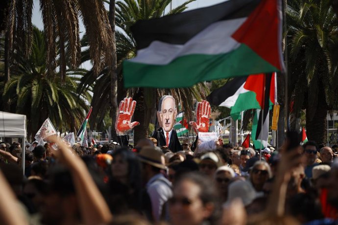 Dezenas de pessoas se reúnem antes da despedida da Global Sunat Flotilla no Porto de Barcelona, em 31 de agosto de 2025, em Barcelona, Catalunha, Espanha. A Global Sunat Flotilla zarpa do Mediterrâneo para enfrentar o bloqueio ilegal do I