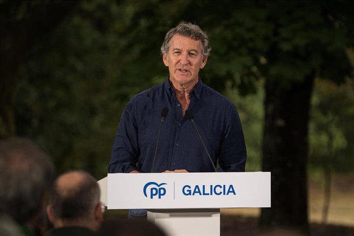 El presidente del Partido Popular, Alberto Núñez Feijóo, interviene durante la inauguración del curso político del PP, en la Carballeira de San Xusto, a 31 de agosto de 2025, en Cerdedo-Cotobade, Pontevedra, Galicia (España). 