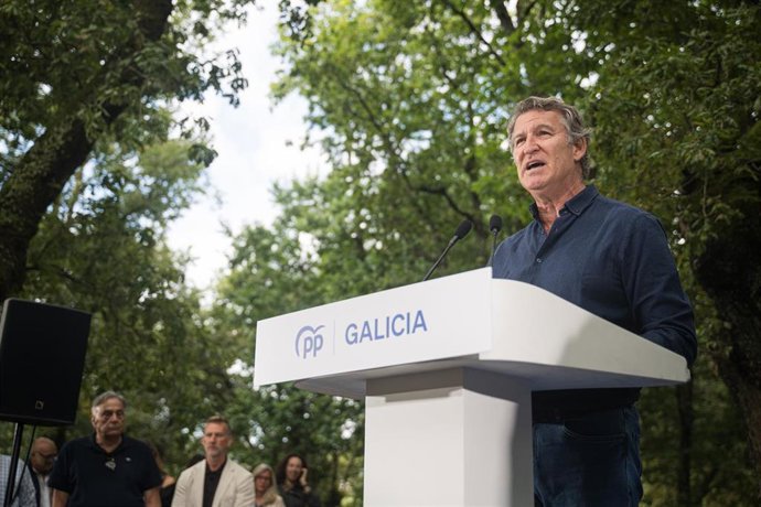 El presidente del Partido Popular, Alberto Núñez Feijóo, interviene durante la inauguración del curso político del PP, en la Carballeira de San Xusto, a 31 de agosto de 2025, en Cerdedo-Cotobade, Pontevedra