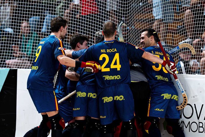 Los jugadores de la selección española celebran un gol en los World Skate Games