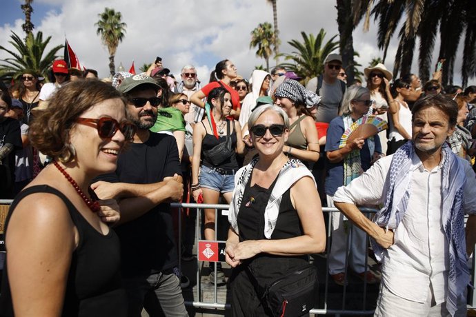 Asens junt amb Ada Colau en el comiat a la flotilla