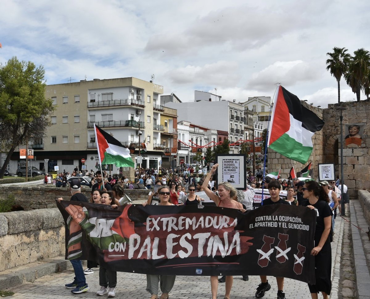 Alrededor de 200 personas se concentran en Mérida para pedir el boicot a Israel y respaldar la flotilla rumbo a Gaza
