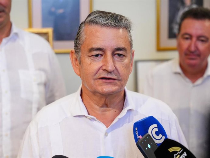 El consejero de la Presidencia, Interior, Diálogo Social y Simplificación Administrativa, Antonio Sanz, atiende a los medios