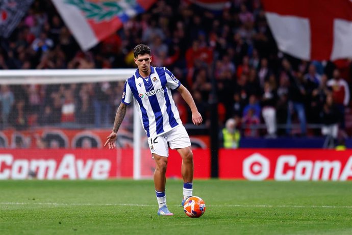 Archivo - Javi López durante un partido con la Real Sociedad