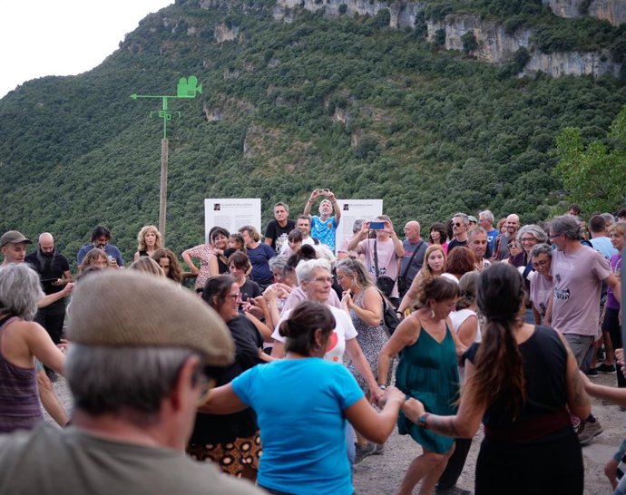 Baile y ambiente festivo en la última jornada de la MUestra de Cine de Ascaso