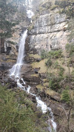 Cascada del Barranco de Ibón cerca de la presa de Plan.