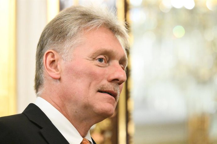 Archivo - RÚSSIA, MOSCOU - 2 de julho de 2025: O secretário de imprensa presidencial, Dmitry Peskov, observa durante uma reunião entre o presidente da Rússia, Vladimir Putin, e o presidente do Quirguistão, Sadyr Japarov, no Kremlin de Moscou