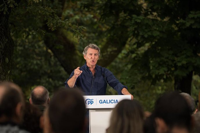 El presidente del Partido Popular, Alberto Núñez Feijóo, interviene durante la inauguración del curso político del PP, en la Carballeira de San Xusto, a 31 de agosto de 2025, en Cerdedo-Cotobade, Pontevedra