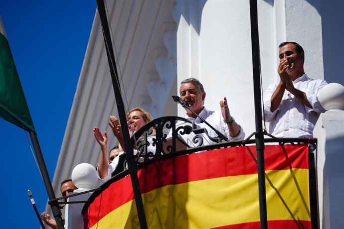 El consejero de la Presidencia, Interior, Diálogo Social y Simplificación Administrativa, Antonio Sanz, en el chupinazo de las Fiestas Taurinas Tradicionales de Trigueros (Huelva)