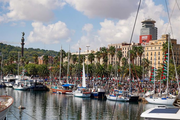 Dezenas de pessoas se reúnem antes da despedida da Global Sunat Flotilla no Porto de Barcelona, em 31 de agosto de 2025, em Barcelona, Catalunha, Espanha. A Global Sunat Flotilla zarpa do Mediterrâneo para enfrentar o bloqueio ilegal do I