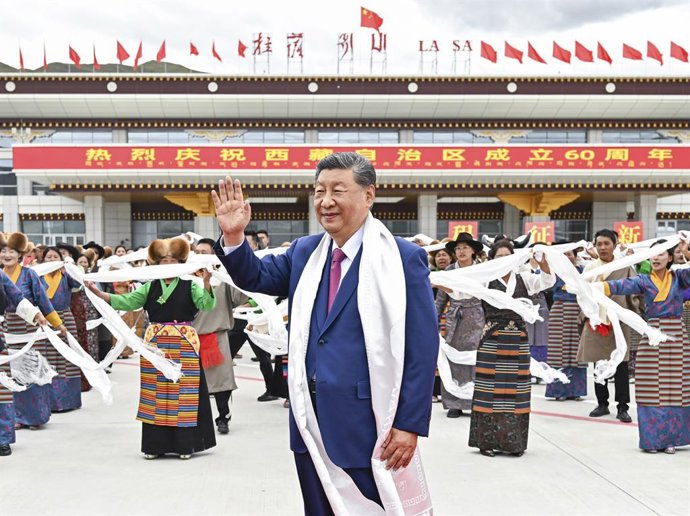 LHASA, 20 de agosto de 2025 -- O presidente chinês Xi Jinping, também secretário geral do Comitê Central do Partido Comunista da China e presidente da Comissão Militar Central, acena para as pessoas ao chegar em Lhasa, na região autônoma de Xizang, no sud