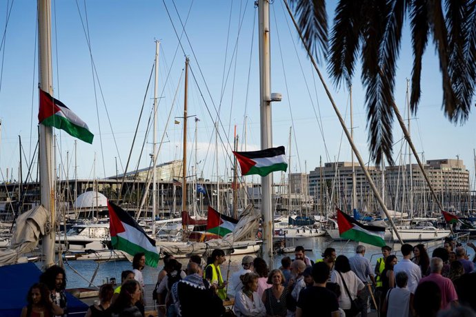 30 de agosto de 2025, Barcelona, Espanha: Pessoas participam de um evento em apoio à Global Sumud Flotilla. Mais de 20 embarcações sairão do porto de Barcelona com destino a Gaza, onde tentarão entregar ajuda à população palestina e romper o bloqueio de