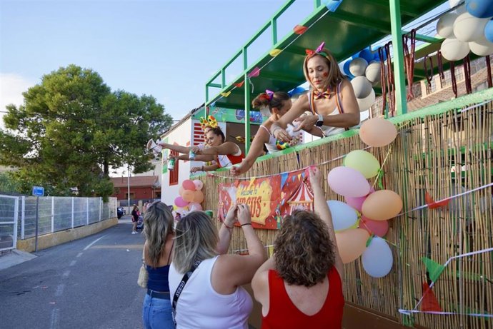 Decenas de personas ataviadas con sus mejores disfraces participaron en el desfile, en el que se reconoció a la carroza más divertida y original
