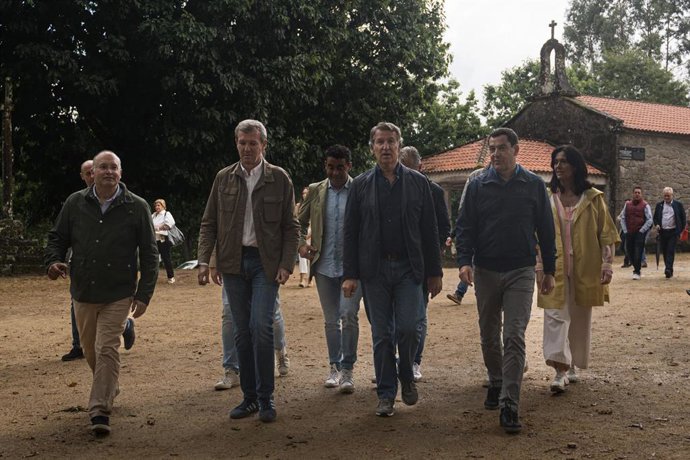 (I-D) El secretario general del Partido Popular, Miguel Tellado; el presidente del PPdeG, Alfonso Rueda; el presidente del Partido Popular, Alberto Núñez Feijóo; y el presidente de Andalucía, Juanma Moreno (2d)