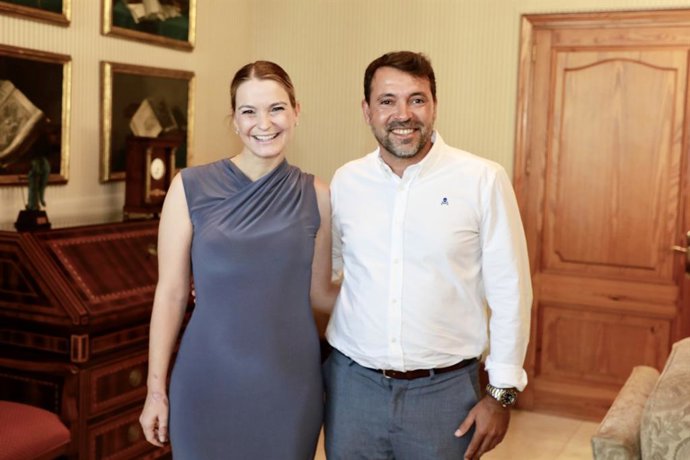 Archivo - La presidenta del Govern, Marga Prohens, y el presidente del Mallorca Palma Futsal, José Tirado.