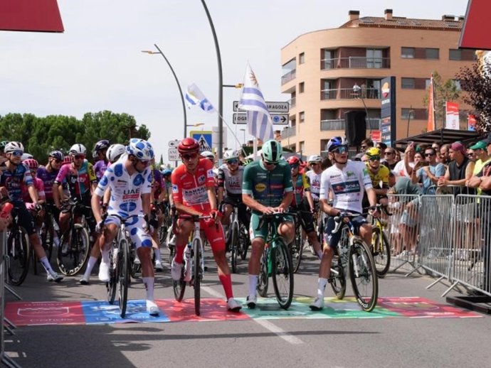 Imagen de la salida de la etapa 9 de La Vuelta 2025, este mediodía en Alfaro.