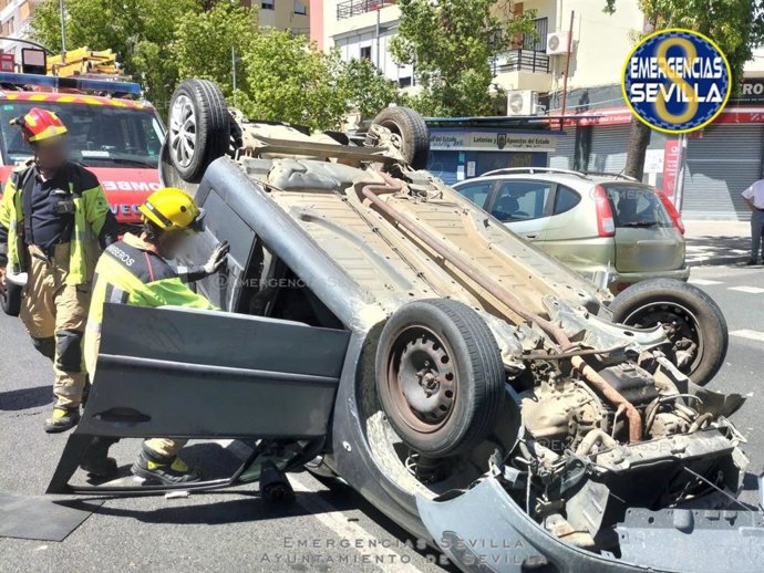 Un conductor septuplica la tasa de alcoholemia y vuelca su coche en Sevilla