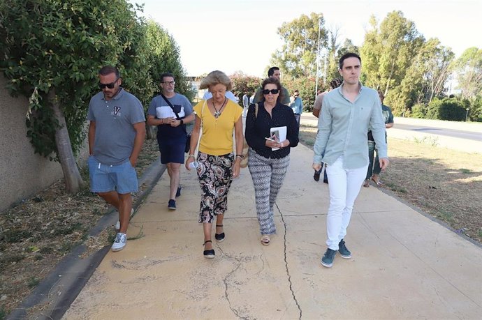 El teniente de alcaldesa de Servicios Públicos del Ayuntamiento de Jerez (Cádiz), Jaime Espinar, y la delegada de Participación Ciudadana, Carmen Pina, en su visita a la barriada de Los Villares.