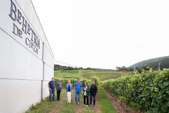Archivo - Susinos visita la bodega Behetría en Cieza