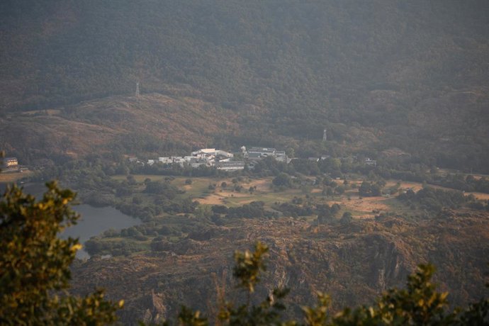 Vista aérea do lago e da aldeia, 22 de agosto de 2025, em Ribadelago, Zamora, Castilla y León (Espanha). O Centro Provincial de Coordenação de Emergências (Cecopi) concordou com a realocação dos vilarejos de Vigo, San Martín de Castañeda e San Cipr