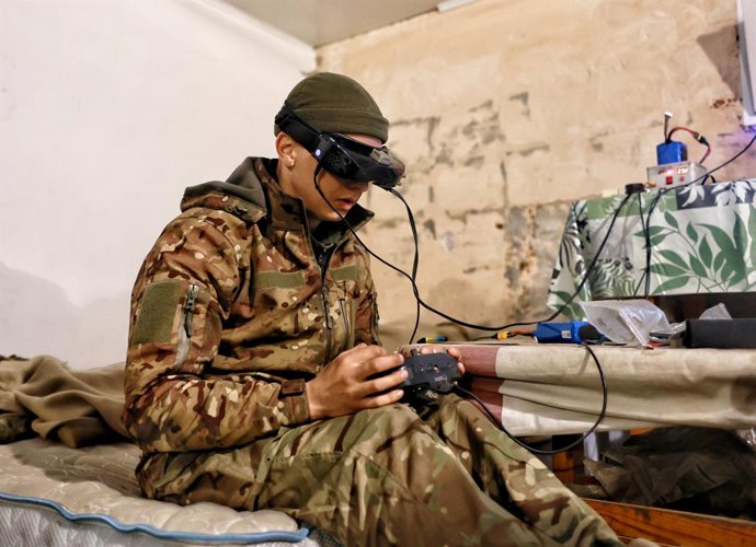 Archivo - April 23, 2025, Donetsk Region, Ukraine: A serviceman of the Shershni Dovbusha (Dovbush's Hornets) unmanned attack aerial systems company of the 68th Oleksa Dovbush Jaeger Brigade controls a drone while on duty in the Pokrovsk direction in Donet