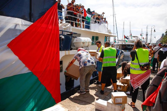 Varias personas introducen en los barcos ayuda humanitaria para la despedida a la Global Sunat Flotilla en el Puerto de Barcelona, a 31 de agosto de 2025, en Barcelona, Catalunya (España).