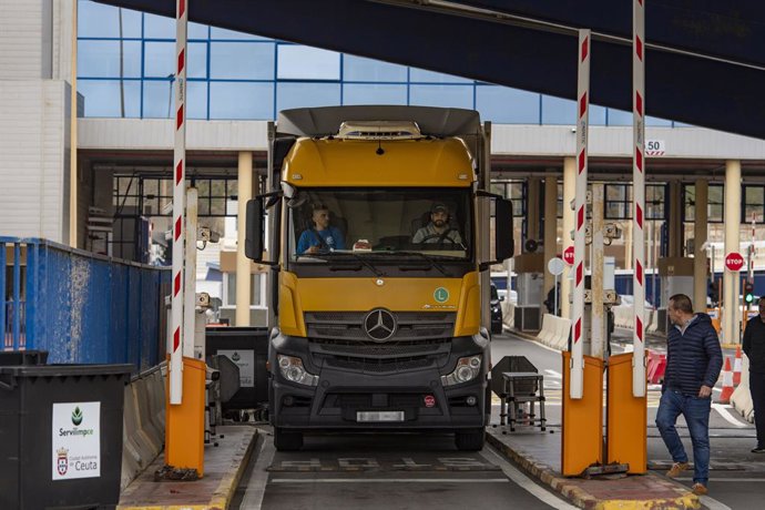 Archivo - El primer camión que pasa por la aduana comercial de Ceuta, a 21 de febrero de 2025, en Ceuta (España). Un camión de pescado fresco ha sido el primero que ha pasado por la aduana comercial de Ceuta, que ha iniciado su actividad diaria, ofreciend