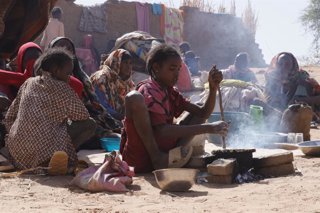 Archivo - EL FASHER (SUDAN), July 11, 2025  -- A girl prepares food at a displacement camp in El Fasher, North Darfur region, Sudan, on July 9, 2025. The United Nations Children's Fund (UNICEF) said Friday that the number of children suffering from severe