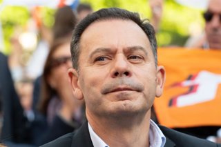 Archivo - May 15, 2025, Harbor, Portugal: Porto/(pt), 05/15/2025- politics/ luis monteiro/elections/legislative-2025/psd/cds- luis montenegro candidate for the legislative assembly of portugal, during a rally held in the electoral campaign in the city of 