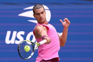 29 August 2025, US, New York: Spanish tennis player Carlos Alcaraz in action against Italy's Luciano Darderi during their men's singles thid round match of the 2025 US Open tennis tournament at USTA Billie Jean King National Tennis Center. Photo: Marcin C