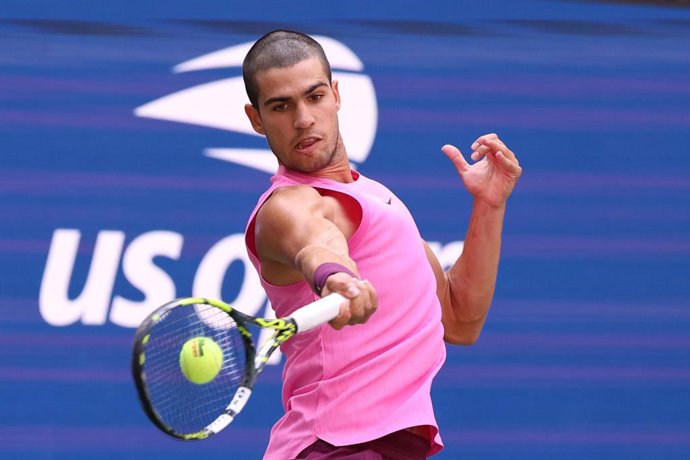 29 August 2025, US, New York: Spanish tennis player Carlos Alcaraz in action against Italy's Luciano Darderi during their men's singles thid round match of the 2025 US Open tennis tournament at USTA Billie Jean King National Tennis Center. Photo: Marcin C