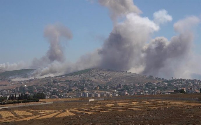 Archivo - NABATIEH, June 28, 2025  -- This photo taken with a mobile phone on June 27, 2025 shows smoke caused by Israeli airstrikes in Nabatieh, Lebanon.   One person was killed and several others were injured on Friday following a series of intense Isra