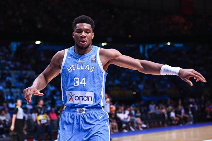 Archivo - Giannis Antetokounmpo, durante un partido con la selección griega.