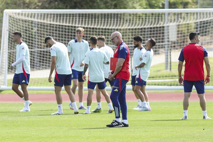 Archivo - Luis de la Fuente durante un entrenamiento de la selección española en la Ciudad del Fútbol de Las Rozas 