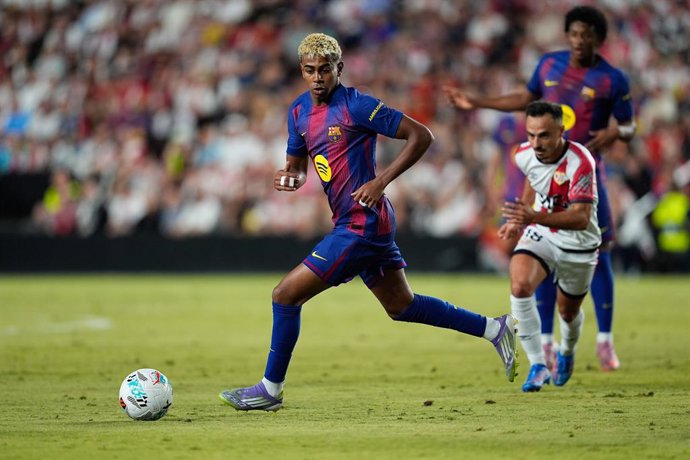 Lamine Yamal, do FC Barcelona, em ação durante a partida de futebol da Liga Espanhola, LaLiga EA Sports, disputada entre Rayo Vallecano e FC Barcelona no Estadio de Vallecas em 31 de agosto de 2025, em Madri, Espanha.
