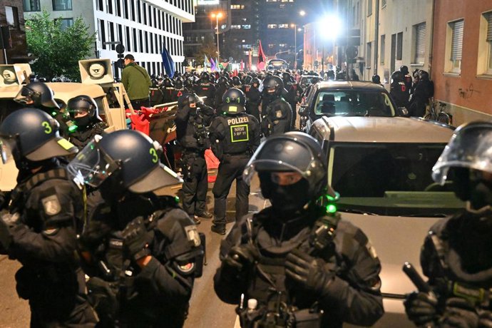 30 August 2025, North Rhine-Westphalia, Cologne: Police officers surround protesters during an "anti-war march" organized by the "Rheinmetall Disarm" initiative. Germany's largest arms manufacturer has grown considerably as a result of the war in Ukraine.