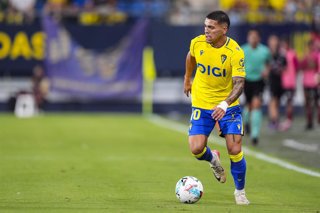 Brian Ocampo of Cadiz CF in action during the Spanish league, LaLiga Hypermotion, football match played between Cadiz CF and CD Mirandes at Nuevo Mirandilla stadium on August 17, 2025, in Cadiz, Spain.