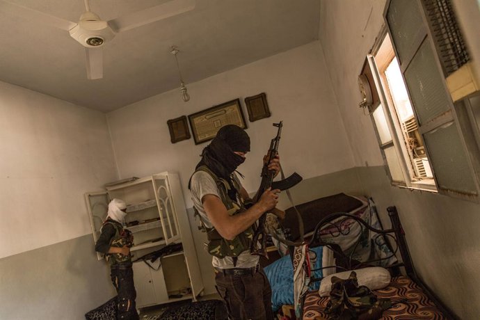 Archivo - Arquivo - 5 de julho de 2017 - Raqqa, Rojava, Síria - Síria / Raqqa / Distrito Oeste / Hawi al-Hawa / Linha de frente. Pela manhã, os combatentes estão se preparando para ''limpar'' a ala. Vários grupos árabes das SDF (Forças Democráticas da Sír