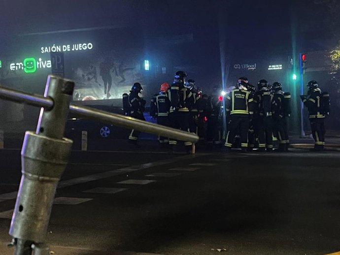 Bomberos desplazados a un incendio en un aparcamiento subterráneo en la avenida del Mediterráneo en Madrid