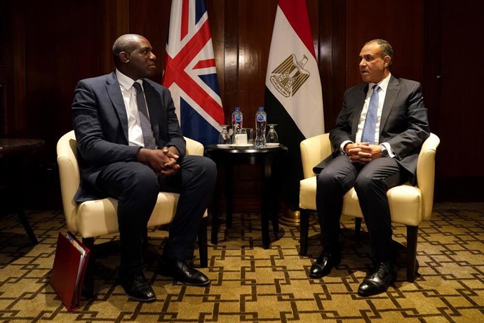 Archivo - 23 January 2025, Egypt, Cairo: UK Foreign Secretary David Lammy (L) with Egyptian Foreign Minister Badr Abdelatty ahead of a bilateral in Cairo. Photo: Stefan Rousseau/PA Wire/dpa