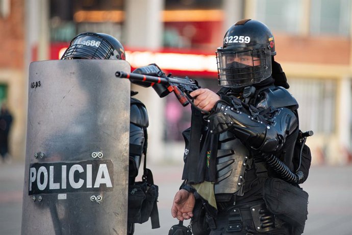 Archivo - Arquivo - 28 de maio de 2025, Bogotá, Cundinamarca, Colômbia: Manifestantes entram em confronto com a polícia de choque da Colômbia durante protestos em apoio à proposta de reforma trabalhista do presidente colombiano Petro, em Bogotá, em 28 de 