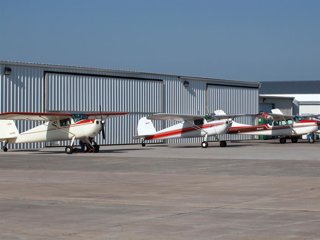 Varias avionetas dispuestas en el aeropuerto municipal de Fort Morgan